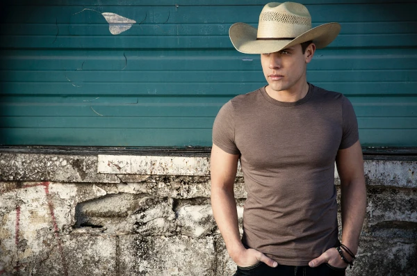 Dustin Lynch on Nu Country TV country music show