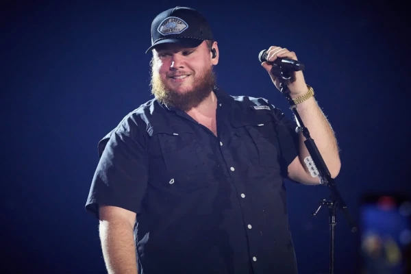 Luke Combs live at Marvel stadium in Nu Country TV review of concert